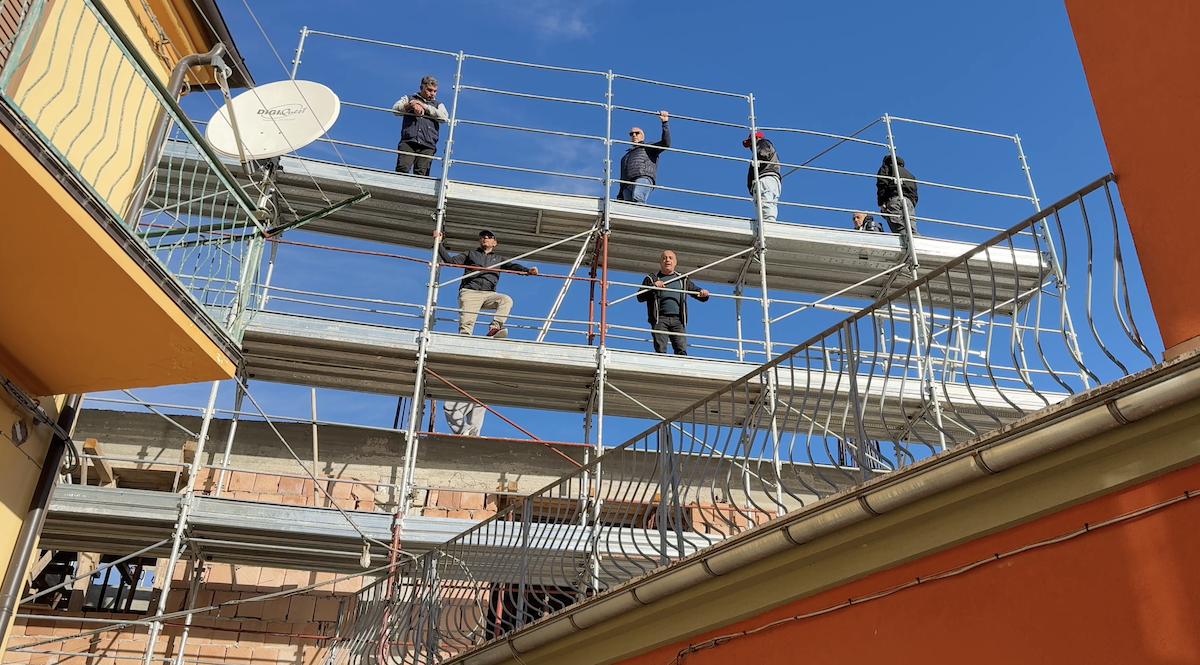 Altra protesta sul ponteggio: ‘Casa Attiva’ salva 10 operai beffati ...